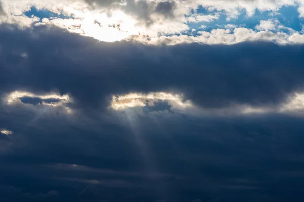 Lichtstrahlen Die Durch Dunkle Wolken Scheinen Schöner Dramatischer Himmel Mit — Stockfoto