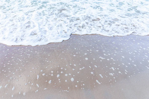 Miękka Fala Morza Piaszczystej Plaży Biała Piana Widok Góry Fali — Zdjęcie stockowe