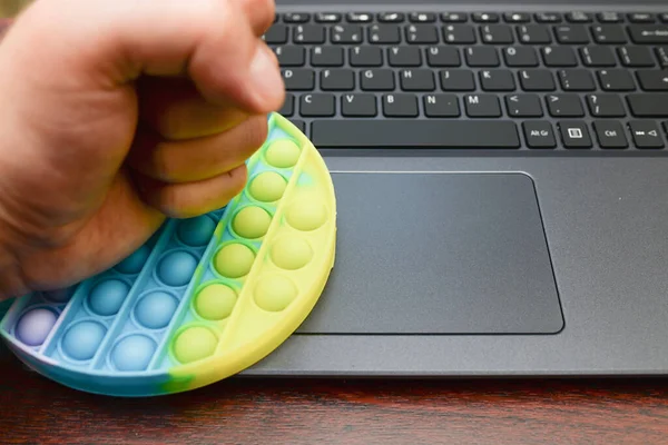 Hombre Negocios Mano Puño Nervioso Estrés Juguetes Pop Teclado Nuevo — Foto de Stock