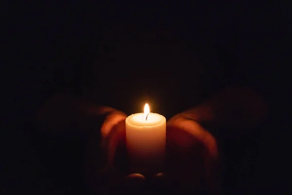 Руки Держащие Горящую Свечу Темноте Сердце — стоковое фото