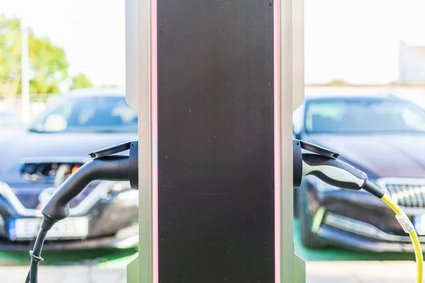 Laden Eines Elektroautos Mit Eingestecktem Stromkabel Laden Eines Modernen Elektroautos — Stockfoto
