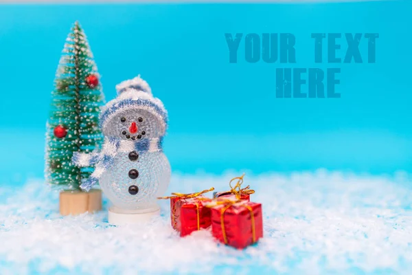 Blanco Ruimte Voor Inscriptie Sneeuwpop Een Blauwe Achtergrond Met Cadeaus — Stockfoto