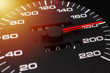 Araba hız göstergesi. Otomobil hız göstergesi 180 km / s gösteriyor. Yakın çekim, koyu siyah zemin. Tehlikeli hız kavramı.