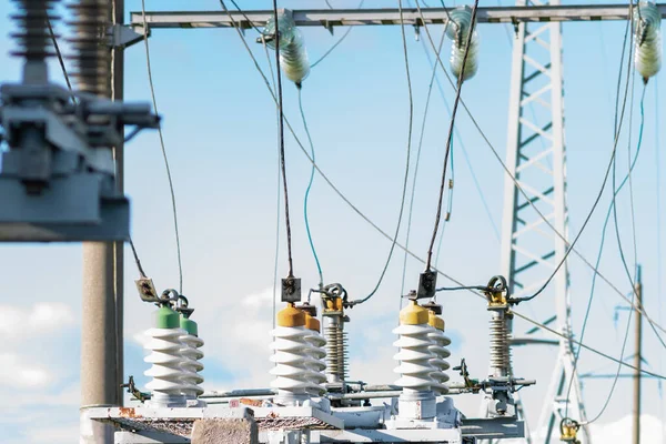 Yüksek Voltajlı Elektrik Jeneratörü Izolatörleri Bir Güç Alt Istasyonundaki Yüksek — Stok fotoğraf
