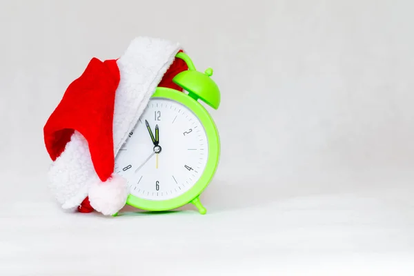 Alarm Hodiny Kloboukem Santa Izolované Šedém Bílém Pozadí Zelené Hodiny — Stock fotografie