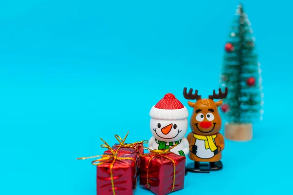 Dos Juguetes Muñeco Nieve Ciervos Cajas Regalo Sobre Fondo Azul — Foto de Stock