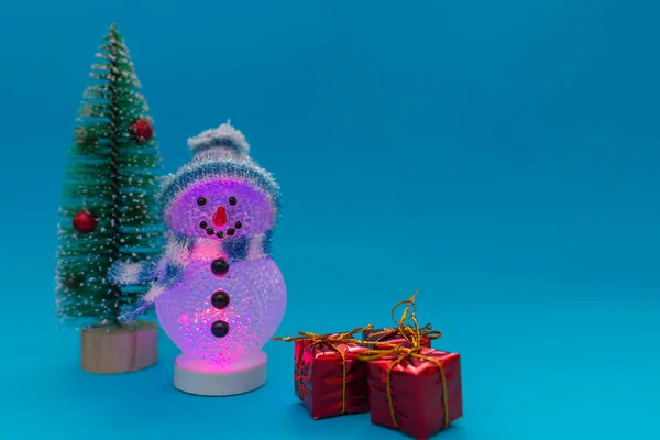 Boneco Neve Brilhante Noite Presentes Árvore Natal Com Cópia Espaço — Fotografia de Stock