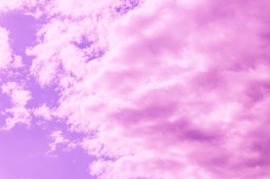Güzel pembe bulut mor gökyüzü ve menekşe filtresi..