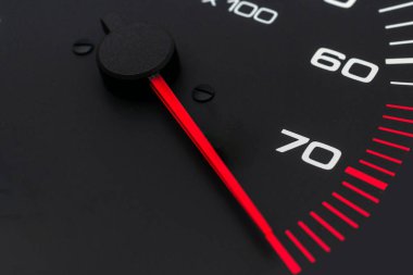 Gösterge paneli hız göstergesi, takometre, kilometre sayacı. Araba tamiri. Araba konsolu. Gösterge paneli lambaları ile ilgili detaylar. Araç enstrüman paneli. Modern iç mekan..