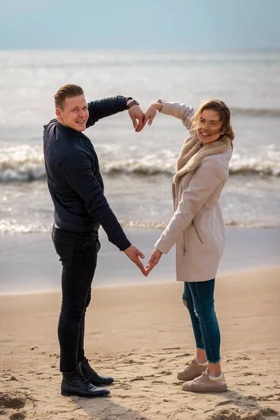 Jong Stel Maken Hart Vorm Met Armen Zee Strand Tegen — Stockfoto