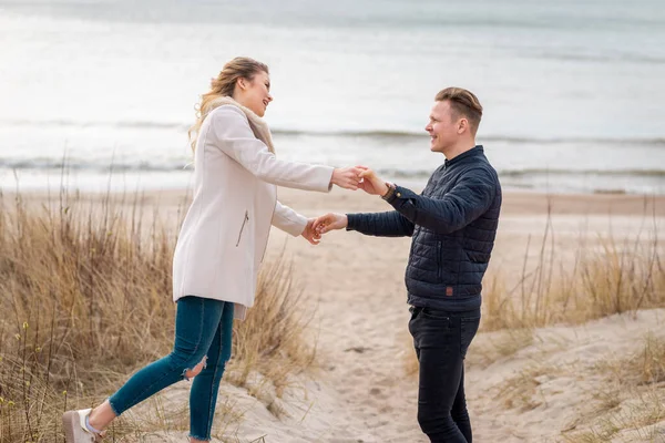 Mutlu çift sahilde eğleniyor. Genç hippi çift bahar denizinde oynuyor. Bahar, sonbahar tatili..