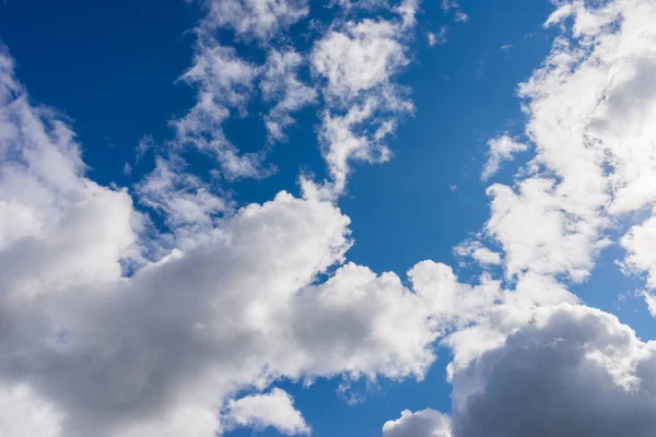白い雲 完璧な青空嵐の雲と劇的な空深い青空 — ストック写真