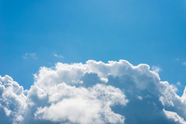 Büyük bulutlar. Bulutlu parlak mavi gökyüzü. Büyük ve tüylü bir kümülüs bulutu..