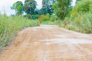 Boş viraj kırsal kesimde asfaltlanmış değil kırsal kesimde geçiyor..