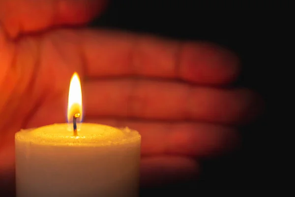 Una Palma Encarga Del Fuego Las Velas Por Noche Enfoque — Foto de Stock