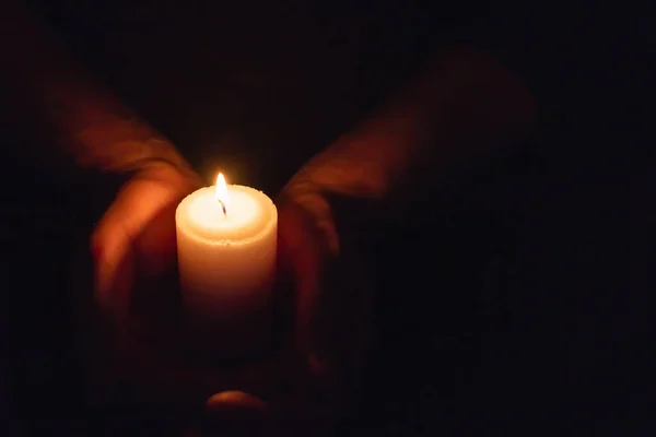 Händerna Håller Brinnande Ljus Mörker Som Ett Hjärta Selektivt Fokus — Stockfoto