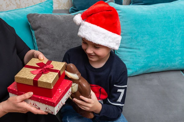 10 'lu yaşlardaki çocuklar ve anneleri evde Noel hediyeleri veriyorlar..