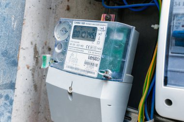 Kilowatt huor akıllı elektrik meterleri güç kullanımını ölçen sayaç modern akıllı şebeke konut dijital güç kaynağı ölçer seçici odaklanma, yakın plan. Telsiai, Litvanya. 12-09-2025.