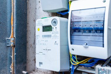 Kilowatt huor akıllı elektrik meterleri güç kullanımını ölçen sayaç modern akıllı şebeke konut dijital güç kaynağı ölçer seçici odaklanma, yakın plan. Telsiai, Litvanya. 12-09-2025.
