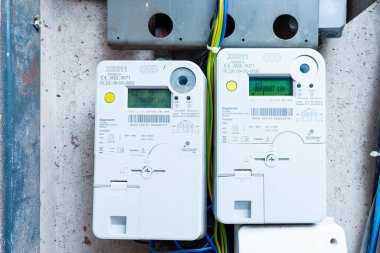 Kilowatt huor akıllı elektrik meterleri güç kullanımını ölçen sayaç modern akıllı şebeke konut dijital güç kaynağı ölçer seçici odaklanma, yakın plan. Telsiai, Litvanya. 12-09-2025.