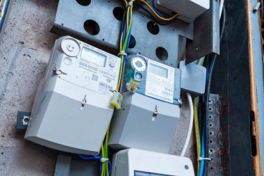 Kilowatt huor akıllı elektrik meterleri güç kullanımını ölçen sayaç modern akıllı şebeke konut dijital güç kaynağı ölçer seçici odaklanma, yakın plan. Telsiai, Litvanya. 12-09-2025.