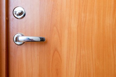 Zırhlı iç kapı, oturma odası tarafından kilitlenmiş, yakın plan..