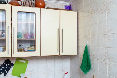 Sovyet dönemi kapüşonlu mutfak dolapları..