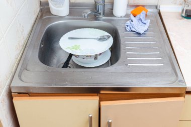 Yıkanmamış eski bir mutfak lavabosu..