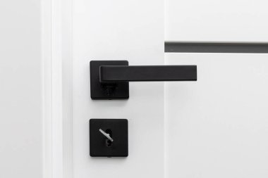 Beyaz kapısı olan yeni bir banyonun parçası. Bir konutun iç dekorasyon konsepti.