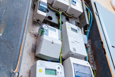 Kilowatt huor akıllı elektrik meterleri güç kullanımını ölçen sayaç modern akıllı şebeke yerleşim yeri dijital güç kaynağı ölçer seçici odaklanma, yakın çekim.