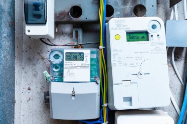 Kilowatt huor akıllı elektrik meterleri güç kullanımını ölçen sayaç modern akıllı şebeke yerleşim yeri dijital güç kaynağı ölçer seçici odaklanma, yakın çekim.