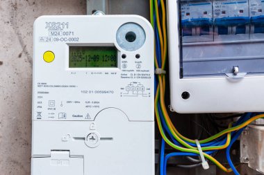 Kilowatt huor akıllı elektrik meterleri güç kullanımını ölçen sayaç modern akıllı şebeke yerleşim yeri dijital güç kaynağı ölçer seçici odaklanma, yakın çekim.
