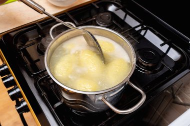 Geleneksel Litvanya kafatası, patates hamuru ve kıymadan yapılmıştır. İçi krom bir tencerede su ile pişirilir..