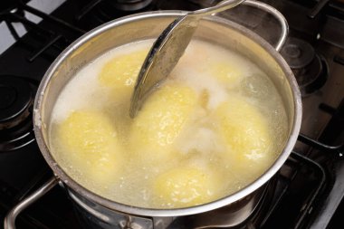 Geleneksel Litvanya kafatası, patates hamuru ve kıymadan yapılmıştır. İçi krom bir tencerede su ile pişirilir..