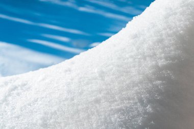 Kar yağışı dağ penceresi pervazı soğuk kış arkaplanı.