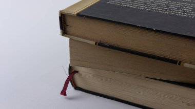 Kahverengi kağıtlı bir yığın eski kitap.