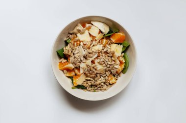 Karışık sebze salatası. Bir kase sağlıklı sebze salatası. Beyaz arka planda izole edilmiş. Sağlıklı yemek, vejetaryen diyeti. Ispanaklı salata..