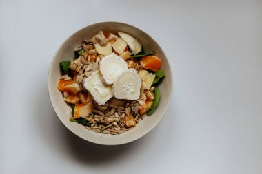 Karışık sebze salatası. Bir kase sağlıklı sebze salatası. Beyaz arka planda izole edilmiş. Sağlıklı yemek, vejetaryen diyeti. Ispanaklı salata..