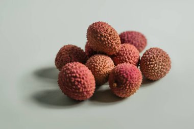 Lychee egzotik meyveleri, organik, taze. Klasik gri renk arkaplanı, üst görünüm.