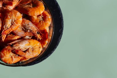 Zeytin arka planında şeffaf bir kasede karides. Kral Karides Zeytin Gri Arkaplan. Tabak Kralı Karidesleri Üst Görünüm