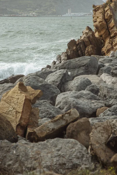 Fantastiques Gros Rochers Vagues Océaniques Vague Élevant Derrière Rocher Près — Photo