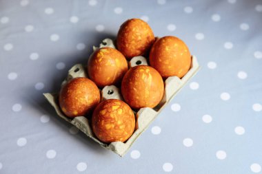 Masadaki paskalya yumurtaları. Paskalya yumurtası mermer efektli. Doğal organik renklerle boyanmış paskalya yumurtaları. Gri arkaplanda renkli yumurtalar.