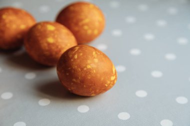 Masadaki paskalya yumurtaları. Paskalya yumurtası mermer efektli. Doğal organik renklerle boyanmış paskalya yumurtaları. Gri arkaplanda renkli yumurtalar.