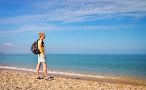 Man Tourist in den Bergen lesen Sie die Karte. Mann auf dem Gipfel des Berges. — Stockfoto