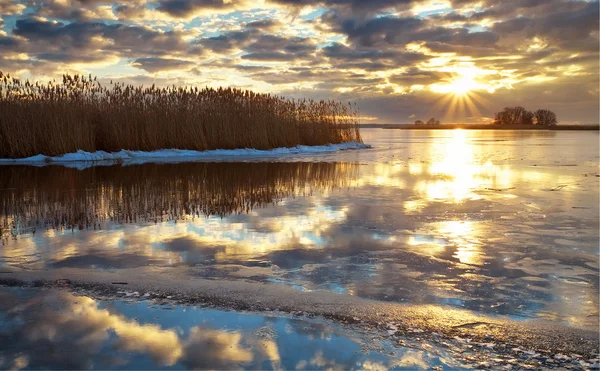 Beautiful winter landscape with sunset sky frozen reservoir — Stock Photo, Image