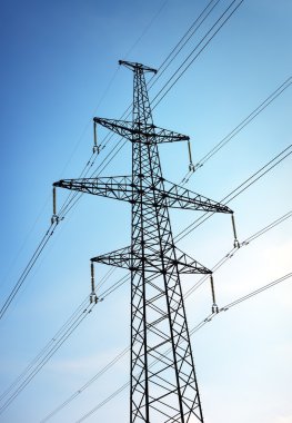 Elektrik pilon ve mavi gökyüzü arka plan üzerinde güç hatları