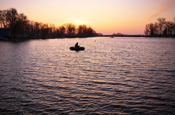 Piękny krajobraz z pomarańczowy wschód, jezioro i rybaków w łodzi — Zdjęcie stockowe