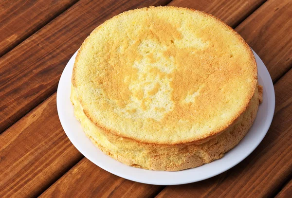 Bolo de biscoito caseiro redondo feito de farinha, açúcar em pó, ovos — Fotografia de Stock