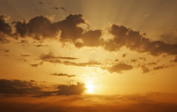 太陽の光と美しい夕日。夕焼け空の背景 — ストック写真