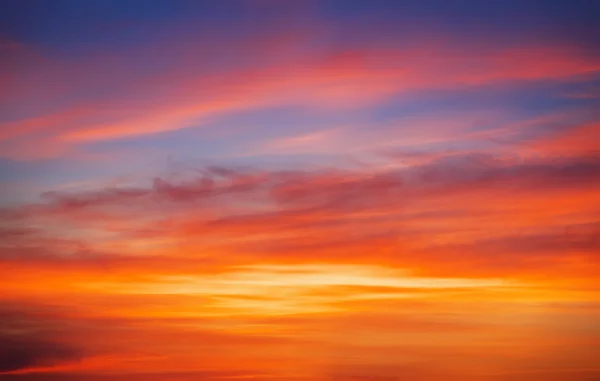Feurig orangefarbener Abendhimmel. schöner Himmel Hintergrund. — Stockfoto